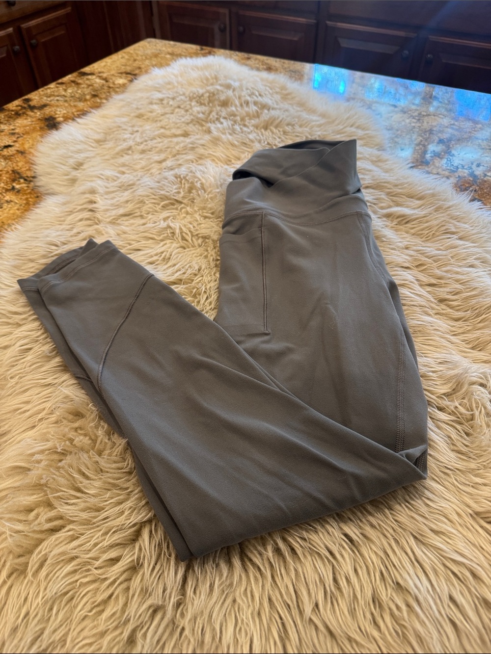 Athleta Cut -Out leggings. Gray color. Pockets. Size small. Like new!